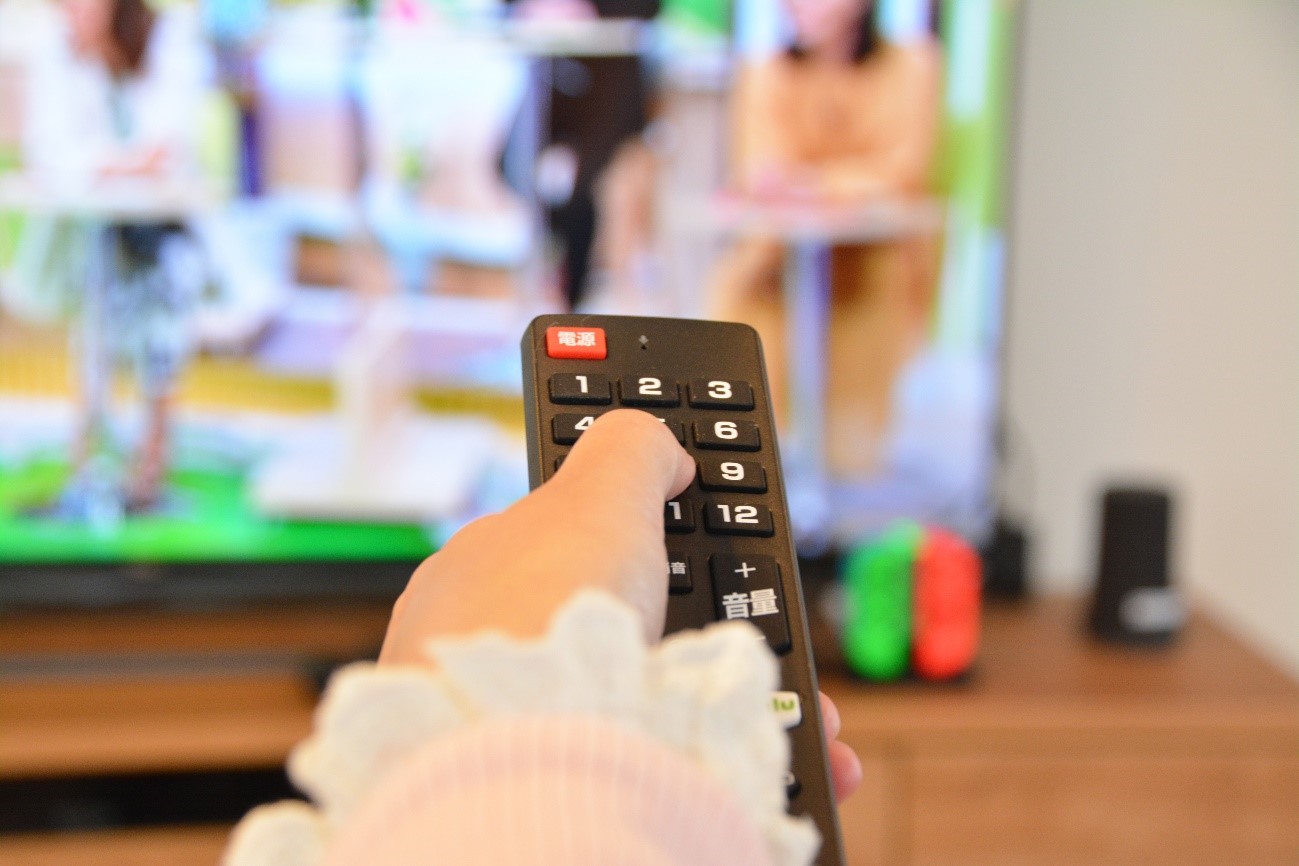 テレビのリモコンを操作する手