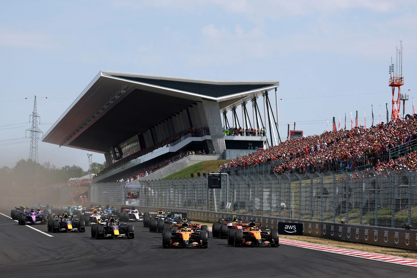コースを走行するF1マシン